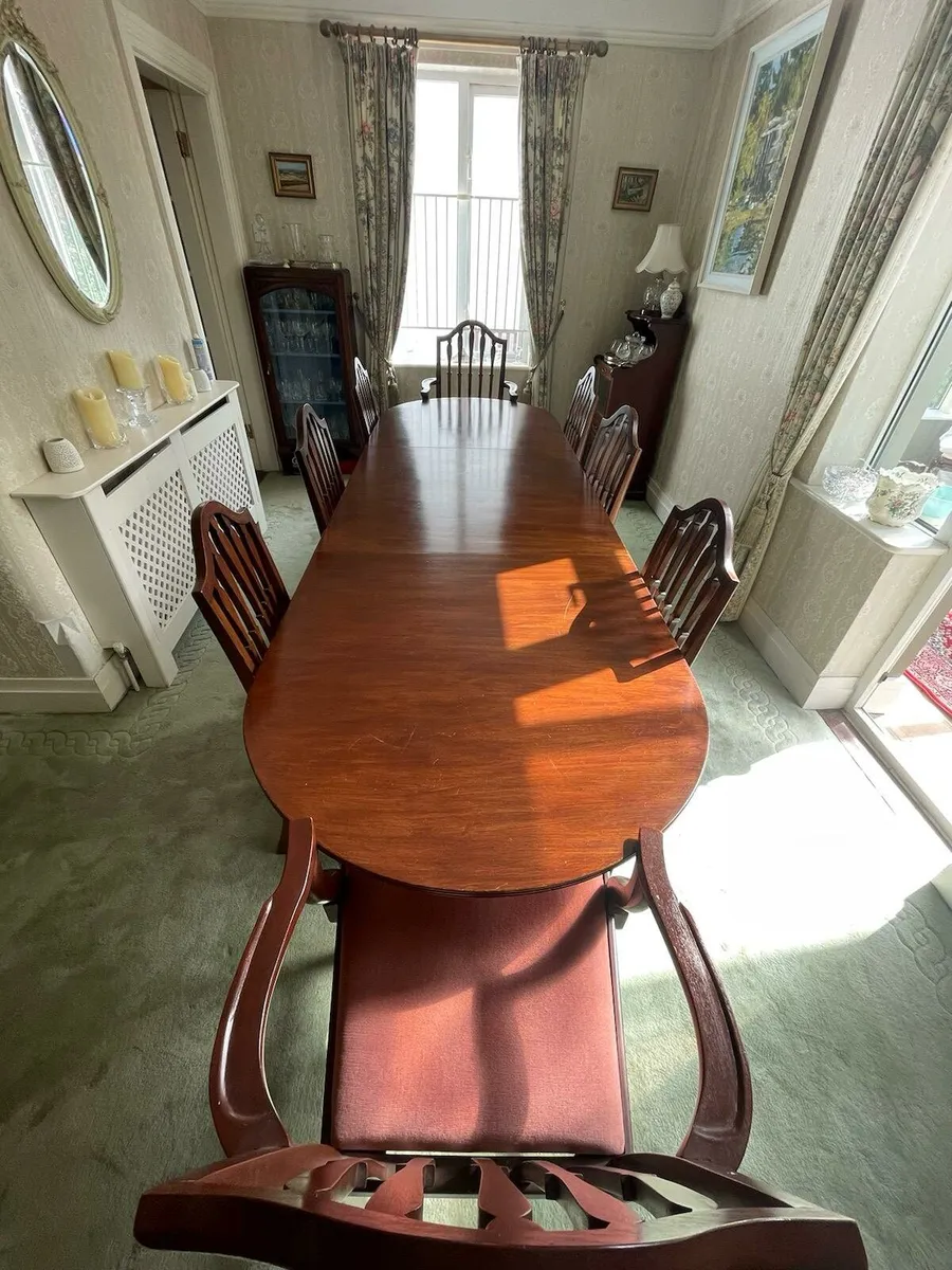 Table and chairs - Image 1