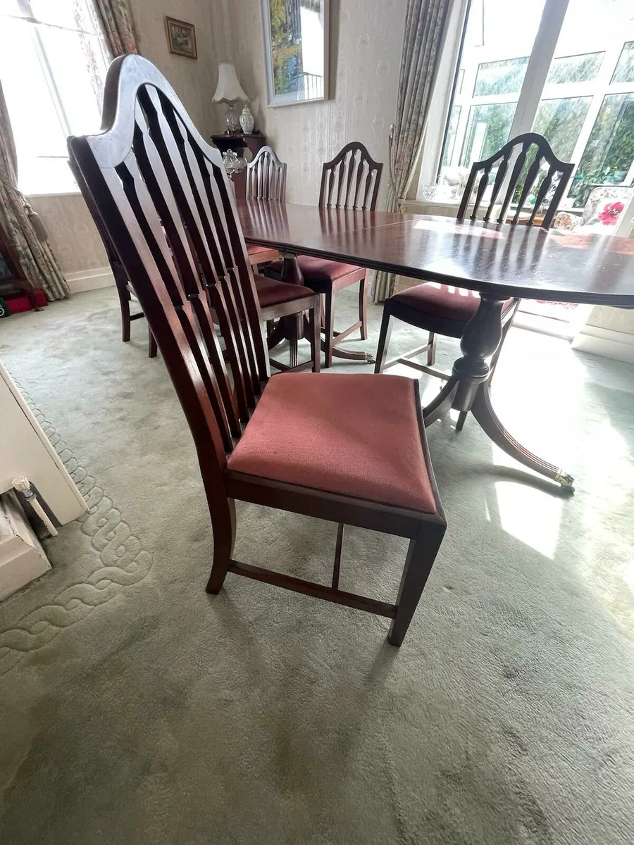 Table and chairs - Image 3