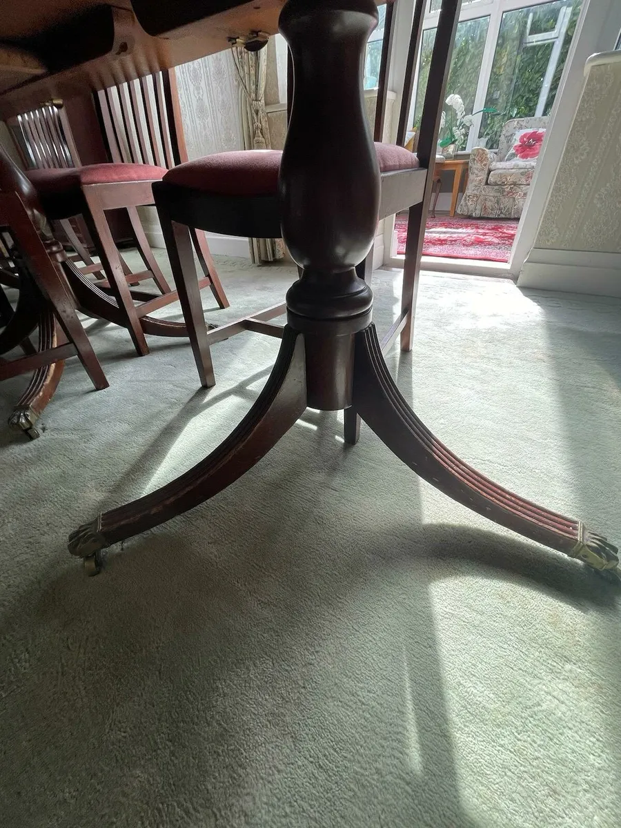 Table and chairs - Image 4
