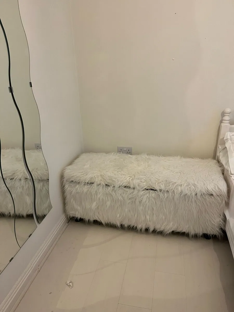 Storage chest - white fur - Image 1