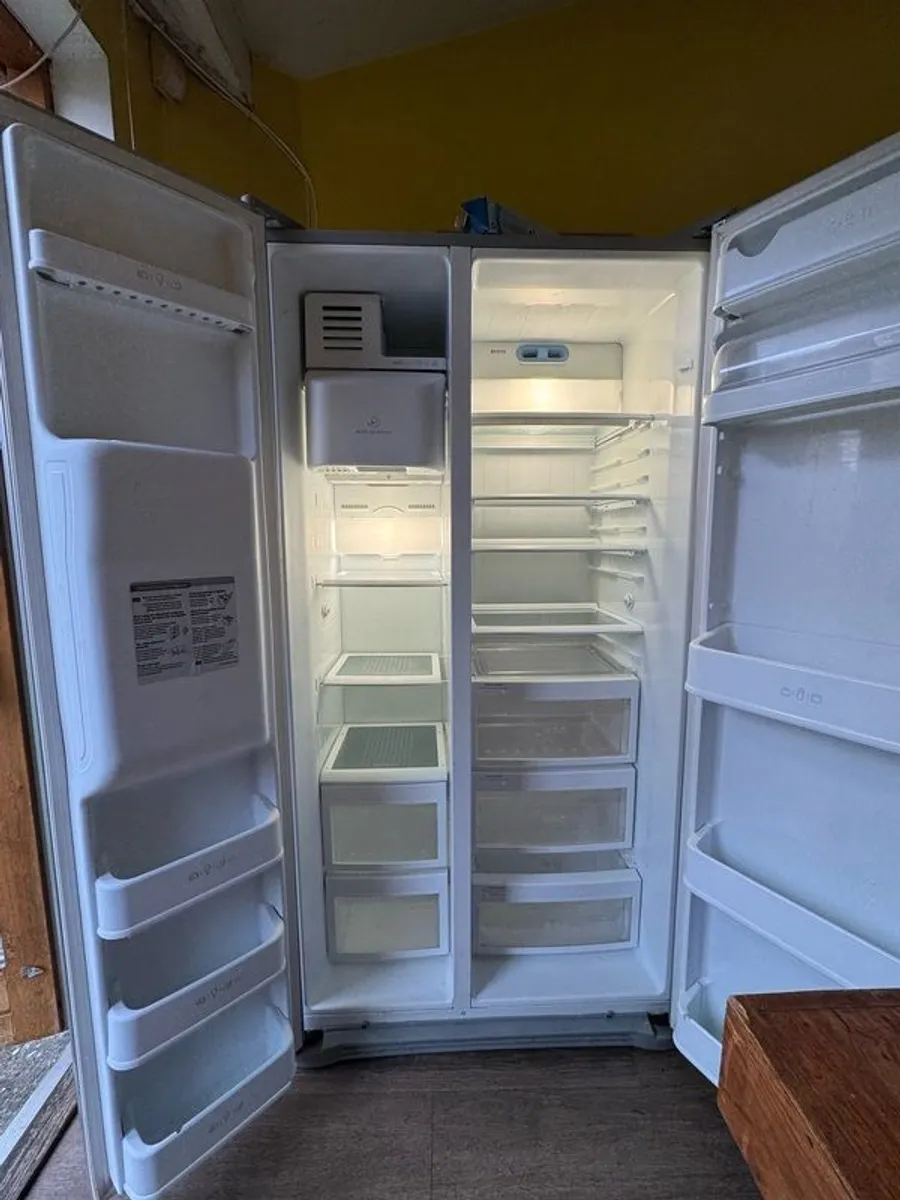 LG American Fridge with Ice Maker - Image 2