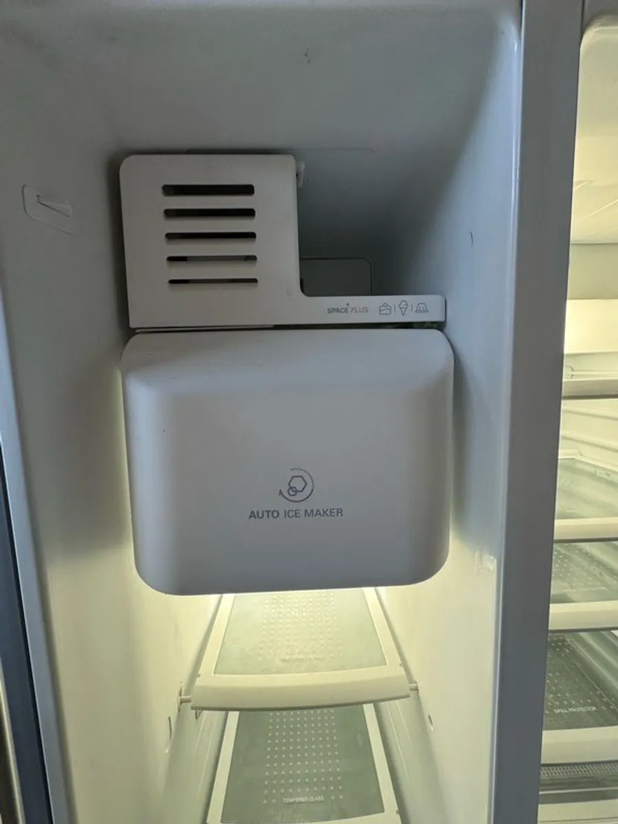 LG American Fridge with Ice Maker - Image 4