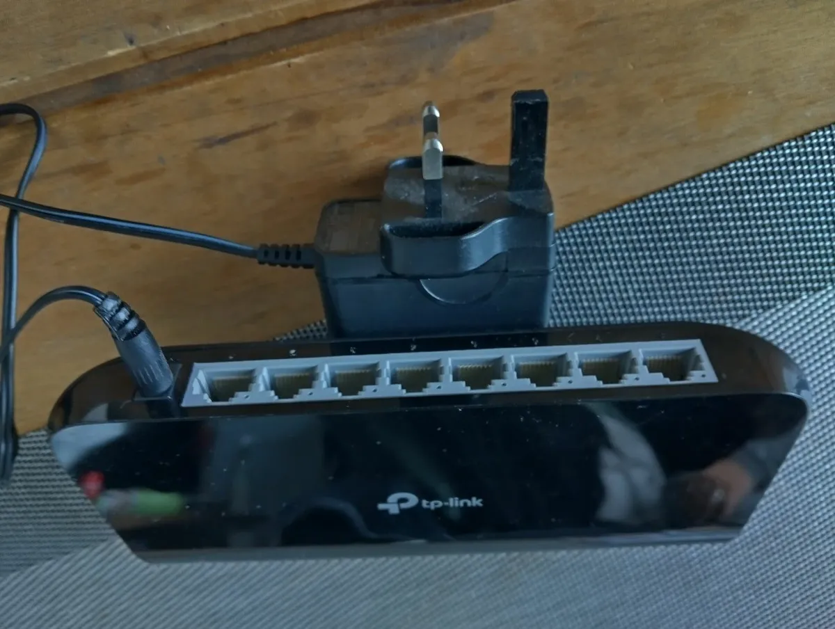 2 x TP-Link Desktop Switches - Image 3