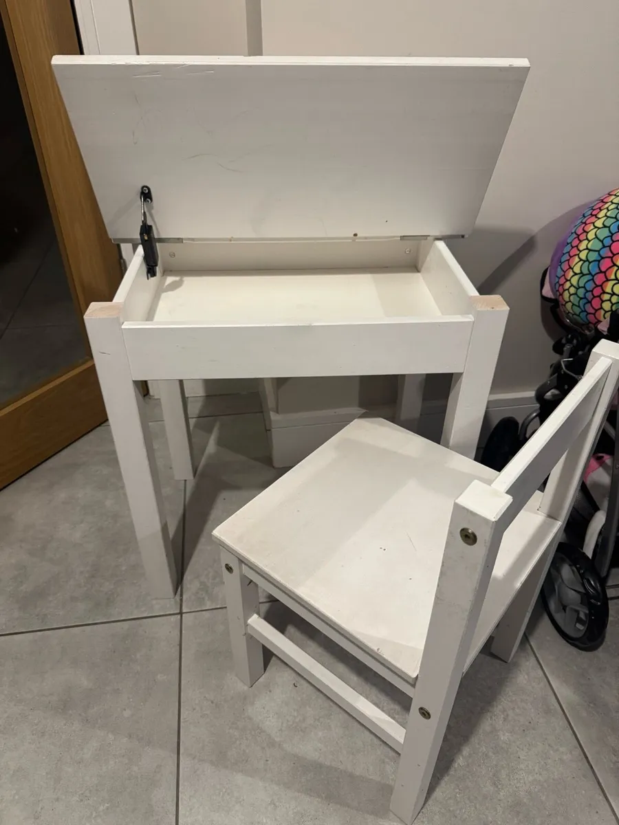 Kids table and chair - Image 1