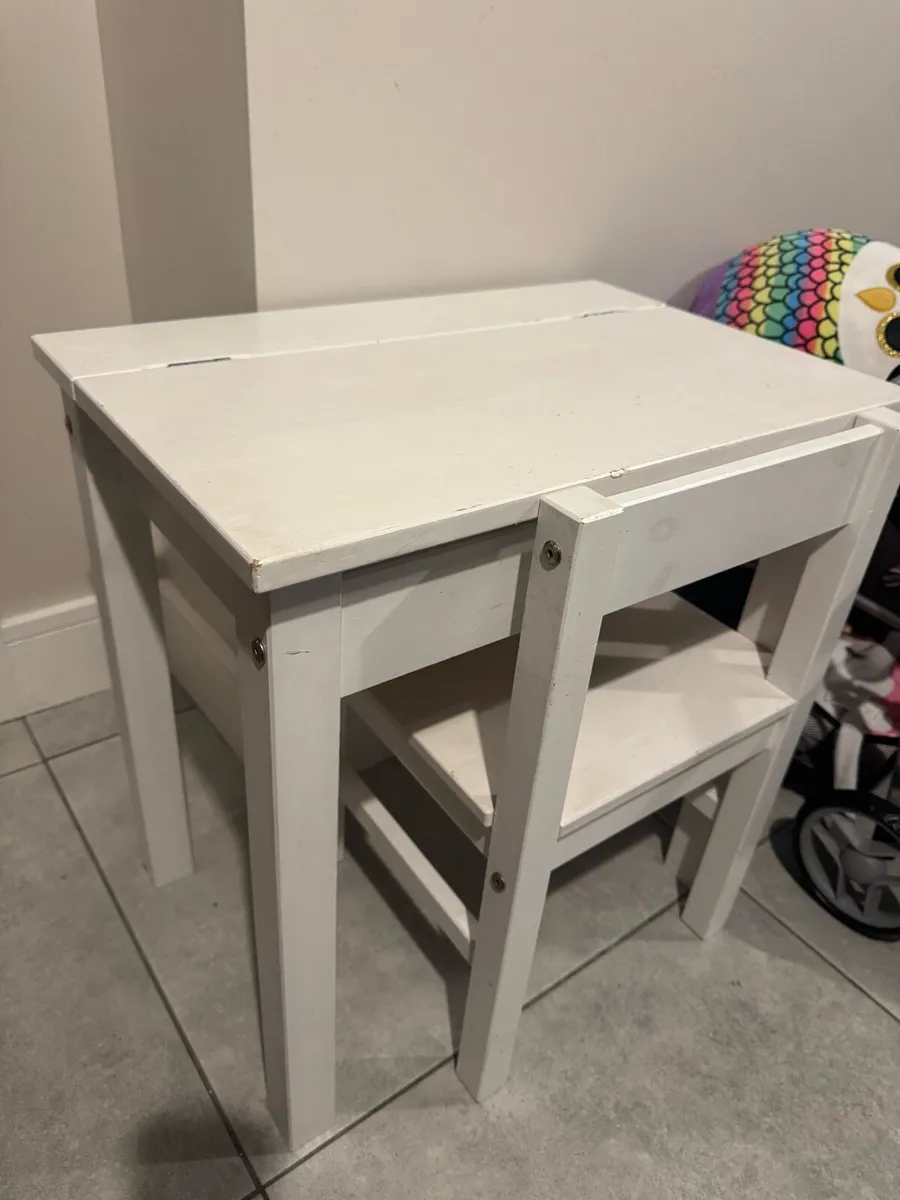 Kids table and chair - Image 3