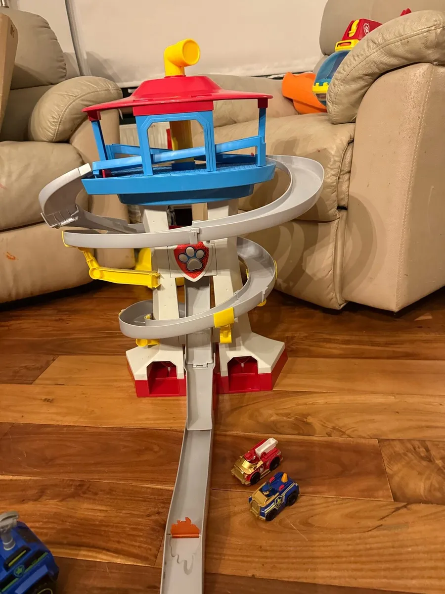 PAW Patrol Playset Adventure Bay Rescue Way Tower - Image 1