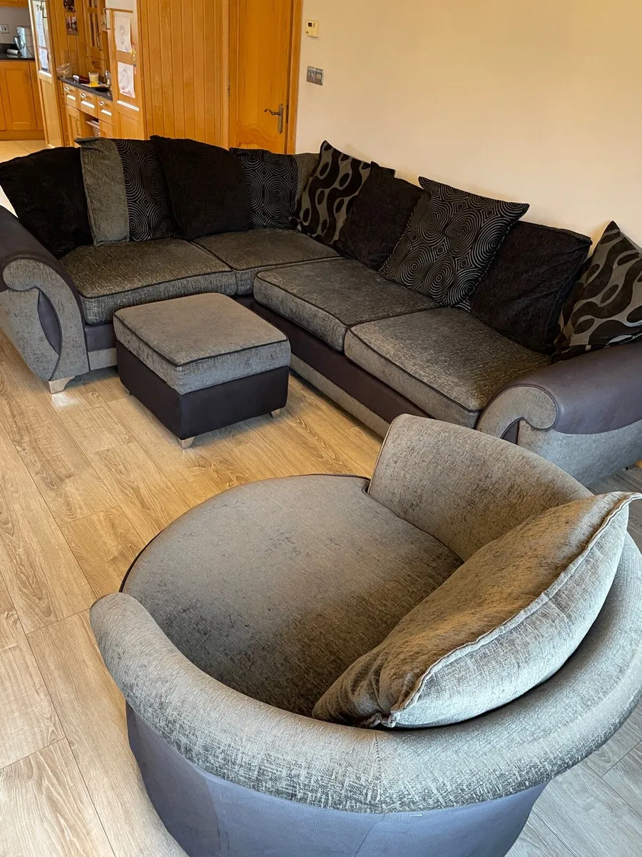 Corner couch - Image 1