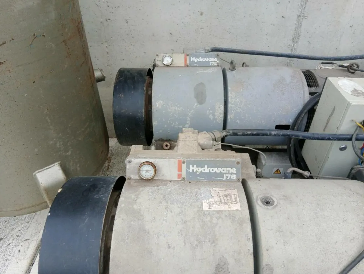 Two Hydrovane industrial compressors - Image 2