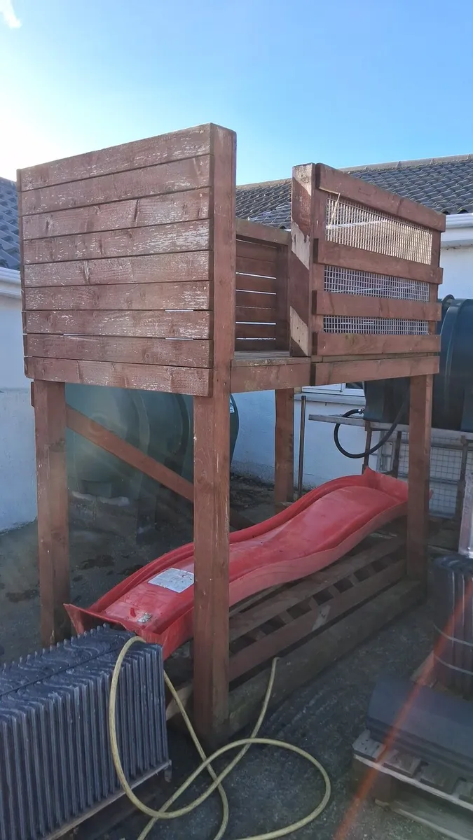 Kids llokout tower and slide - Image 1