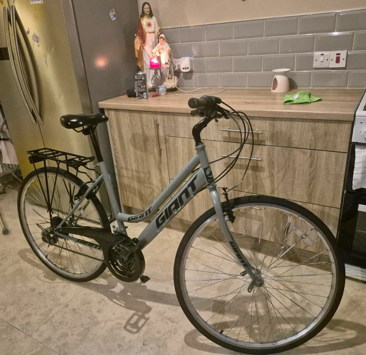 ADULTS GIANT EXPRESSION HYBRID BIKE 20" FRAME MEDI - Image 1