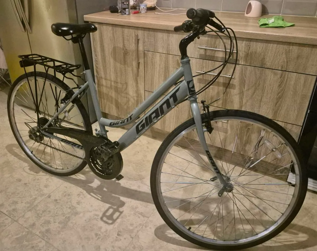 ADULTS GIANT EXPRESSION HYBRID BIKE 20" FRAME MEDI - Image 3