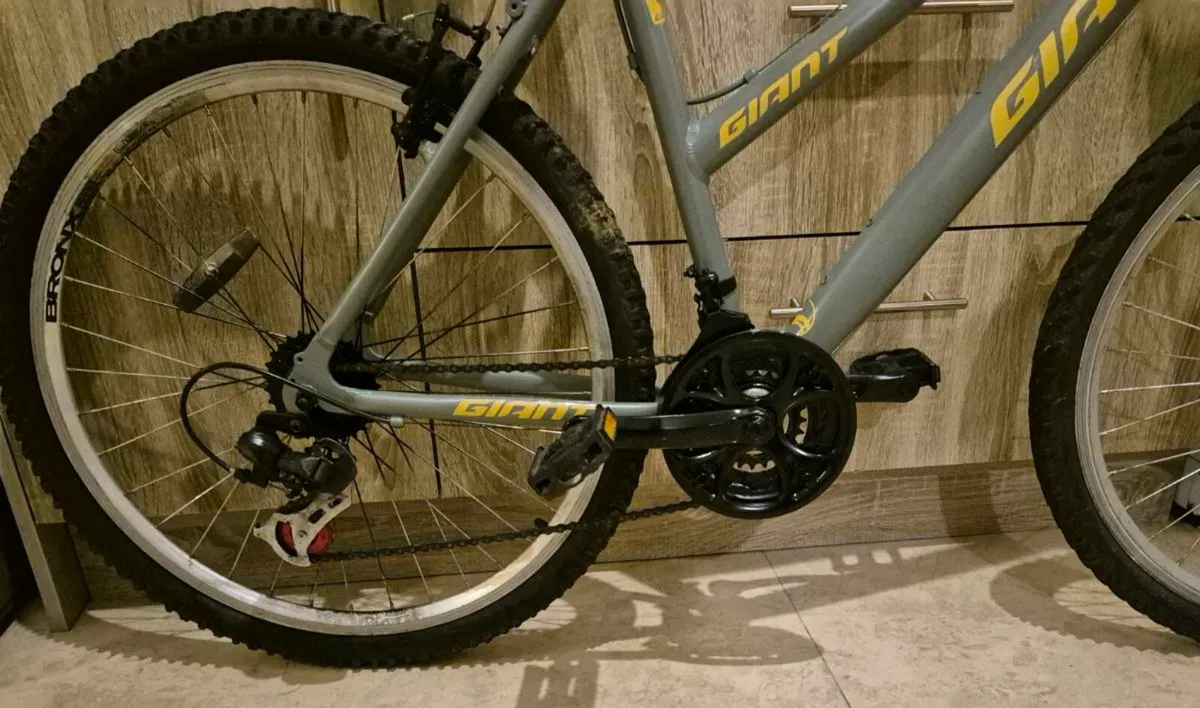 ADULTS GIANT BIKE
20" FRAME MEDIUM) 24 GEARS AND H - Image 4