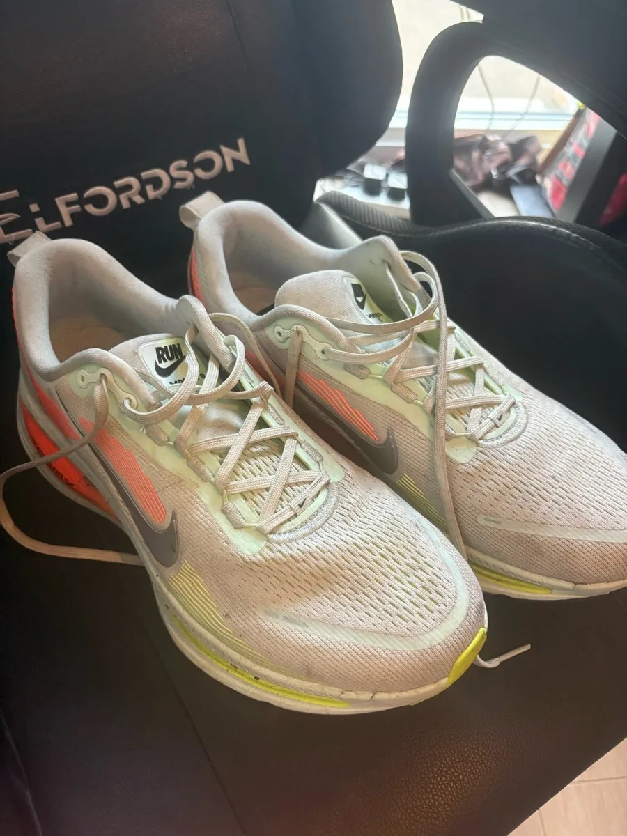 Nike Run Vomero 10 size UK 11