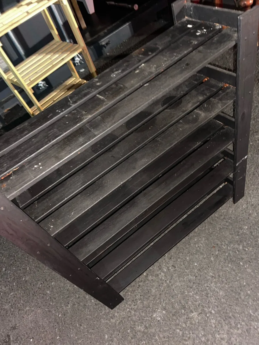 Shelves unit