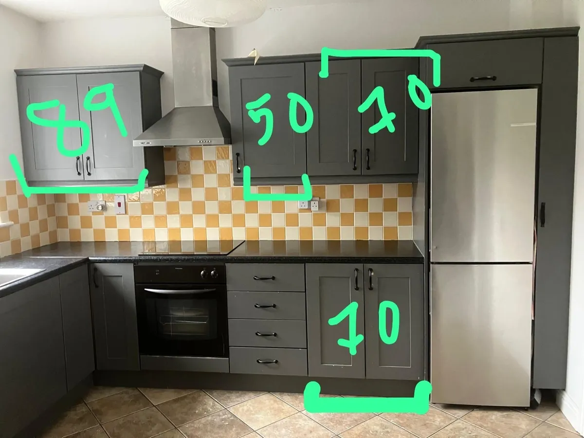 Kitchen units, worktop, oven, sink and extractor - Image 4