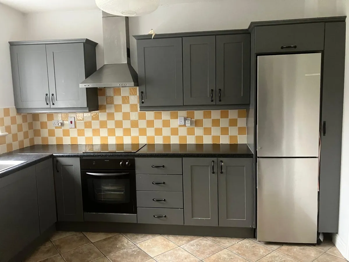 Kitchen units, worktop, oven, sink and extractor - Image 1