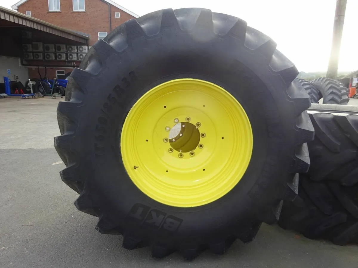 AS NEW SET IF650/85R38 BKT AGRIMAX FORCE - Image 2