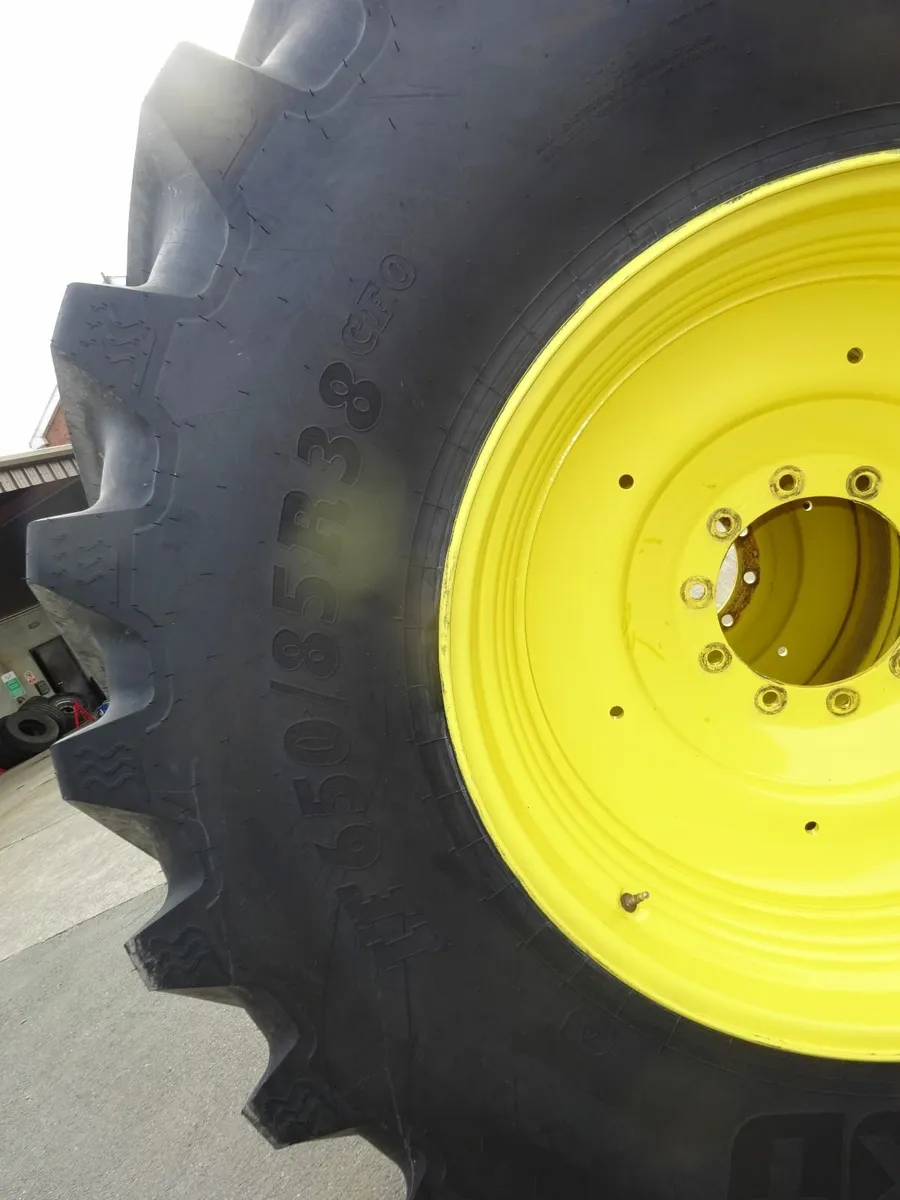AS NEW SET IF650/85R38 BKT AGRIMAX FORCE - Image 3
