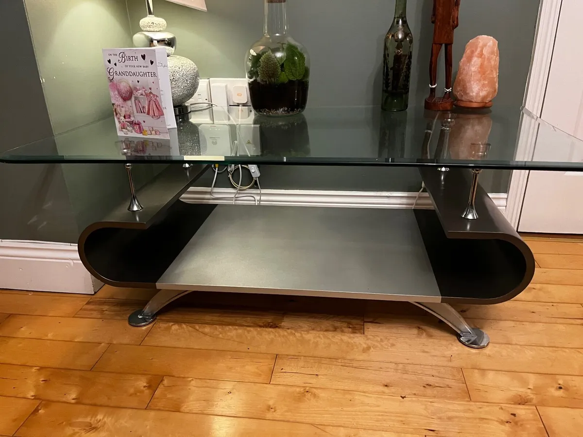 Glass & chrome coffee table - Image 1