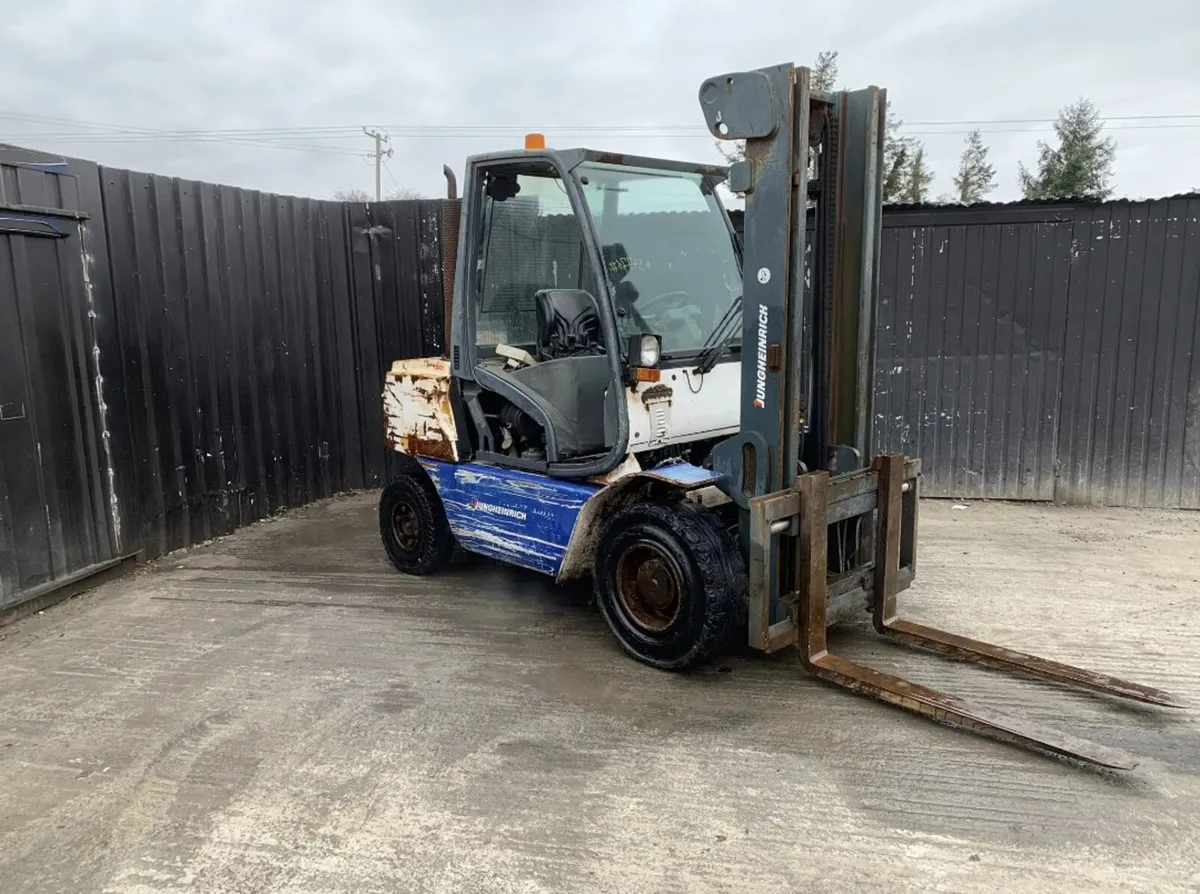 Jungheinrich Diesel Forklift fitted with a 2-stage - Image 1