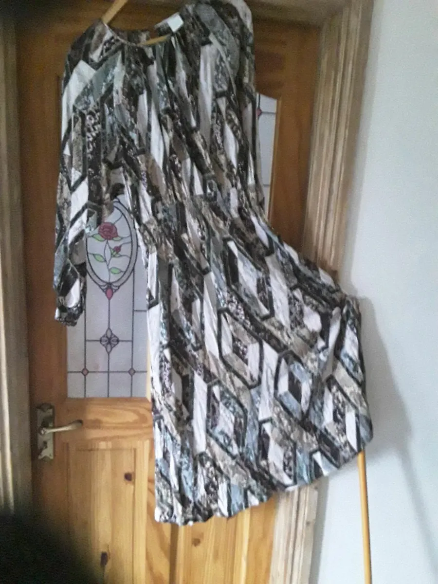 Lovely dress practically new size 12 - Image 3