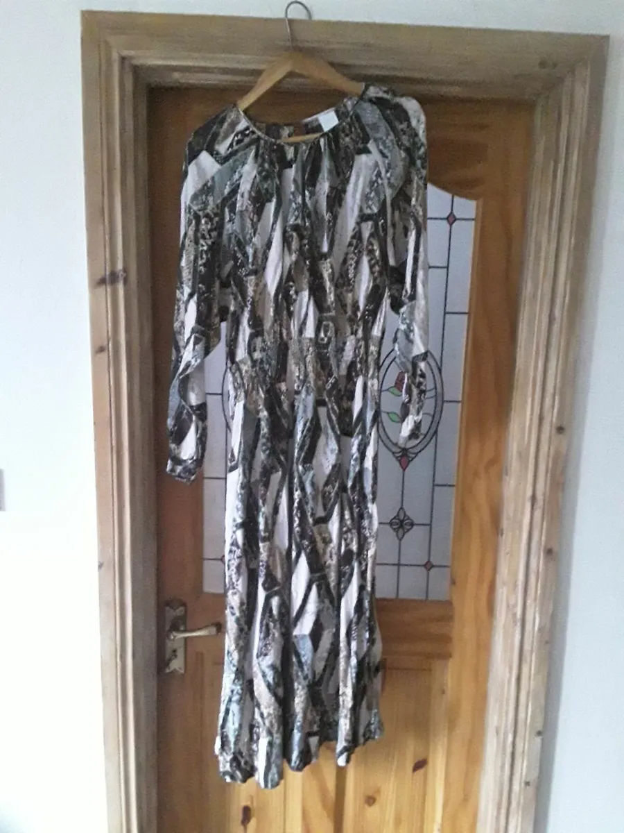 Lovely dress practically new size 12 - Image 4