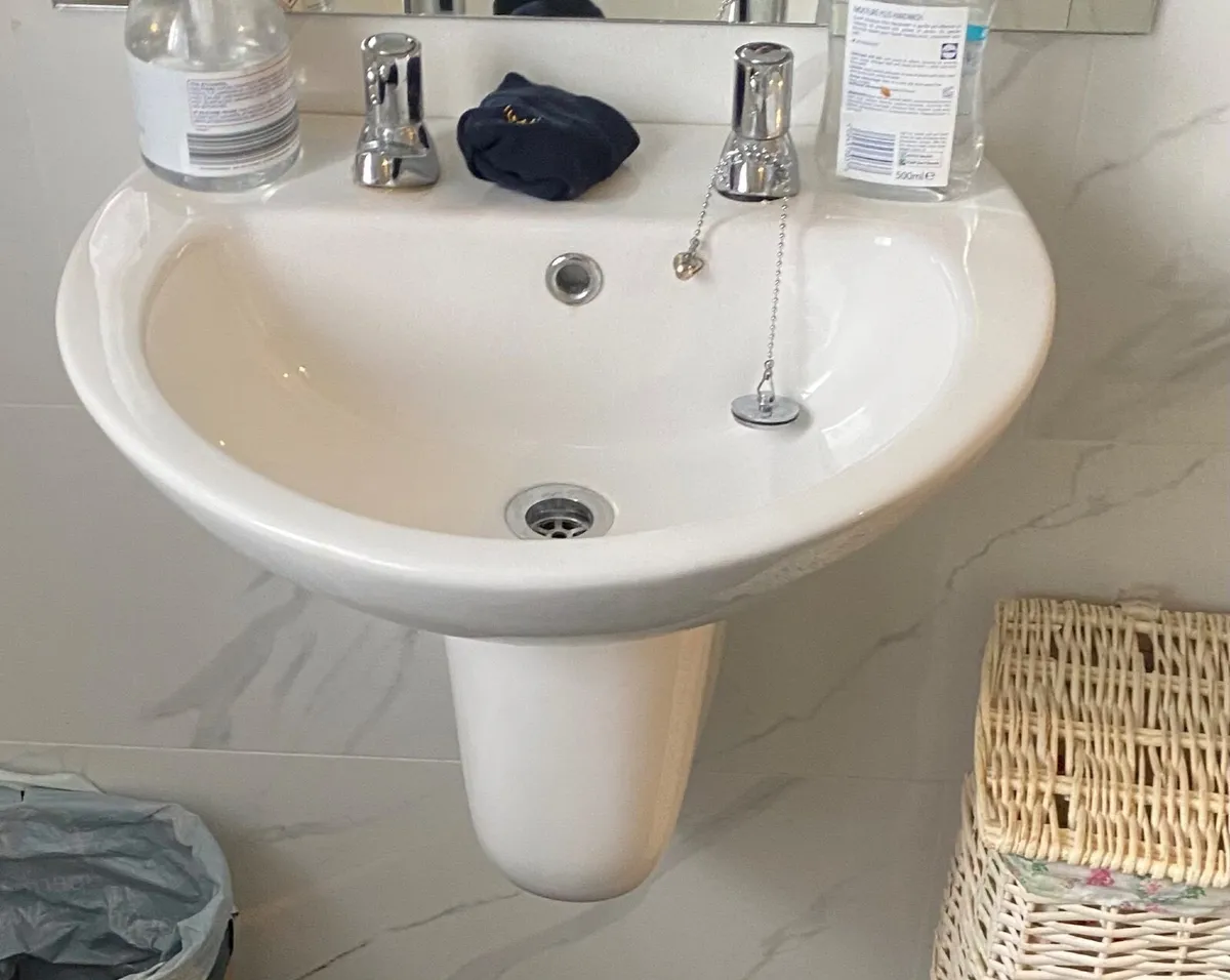 Sink and mirror - Image 2