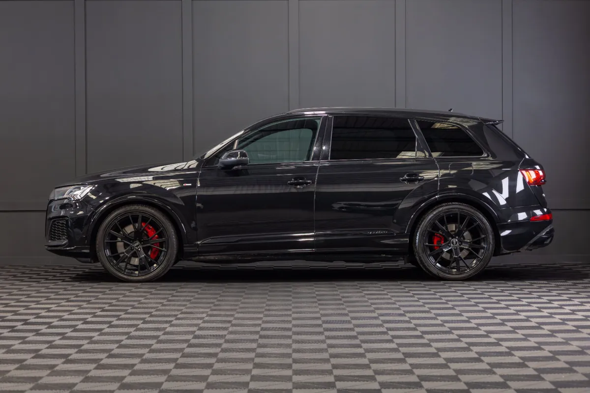 2022 Audi Q7 60 TFSIe S-Line Quattro Competition - Image 3