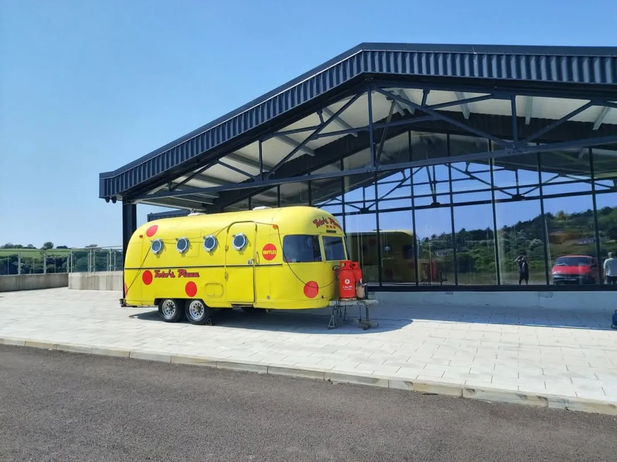 Airstream trailer - Image 1