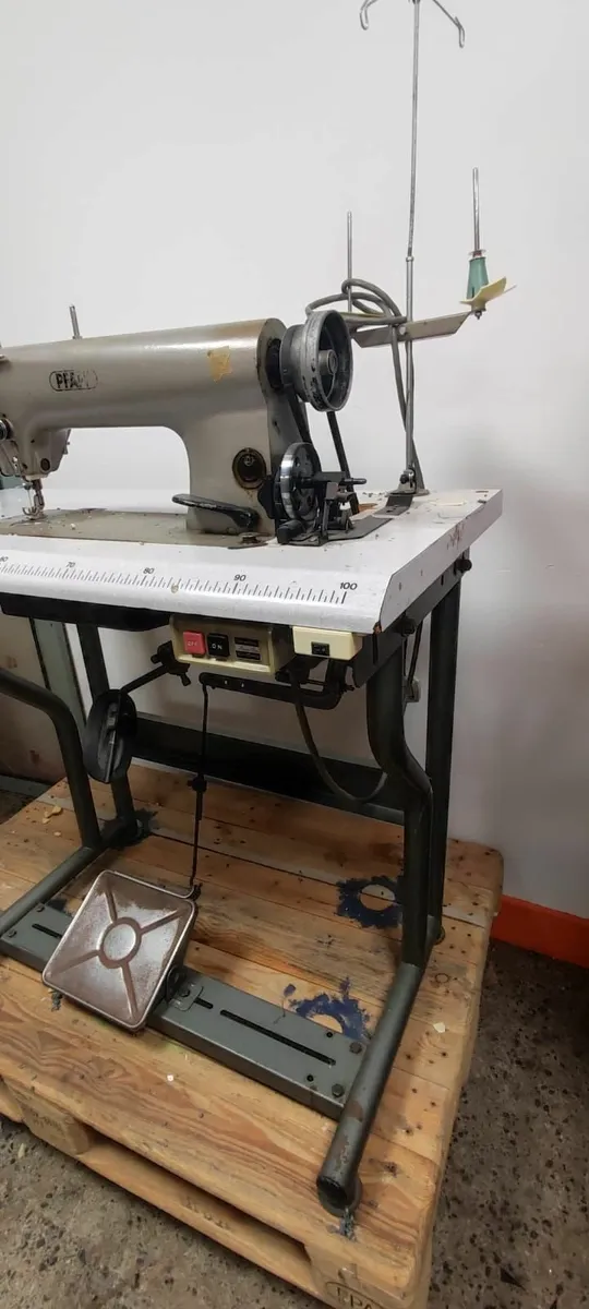 2 sewing machines - Image 1