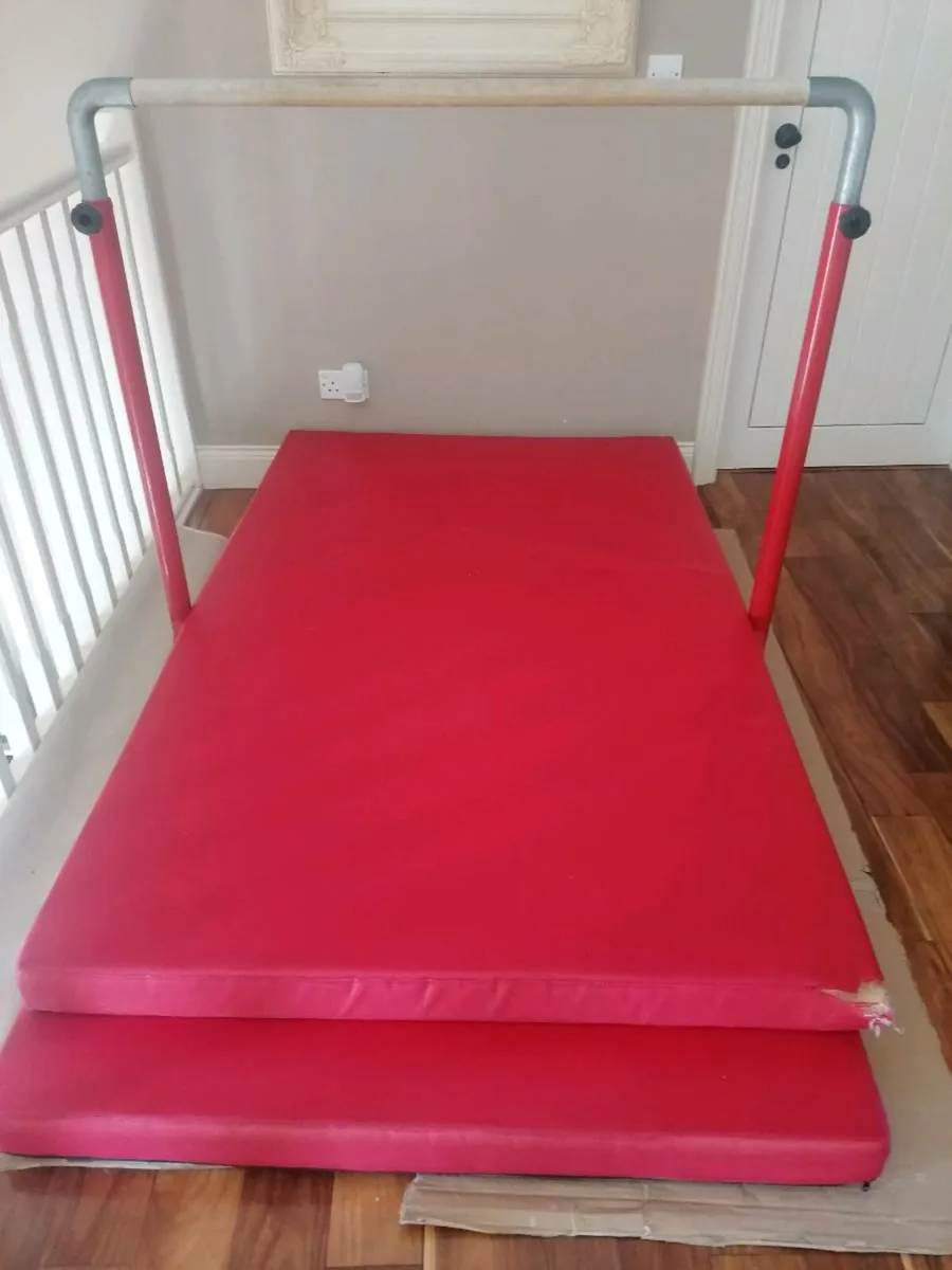 Gymnastics bar & mats - Image 1