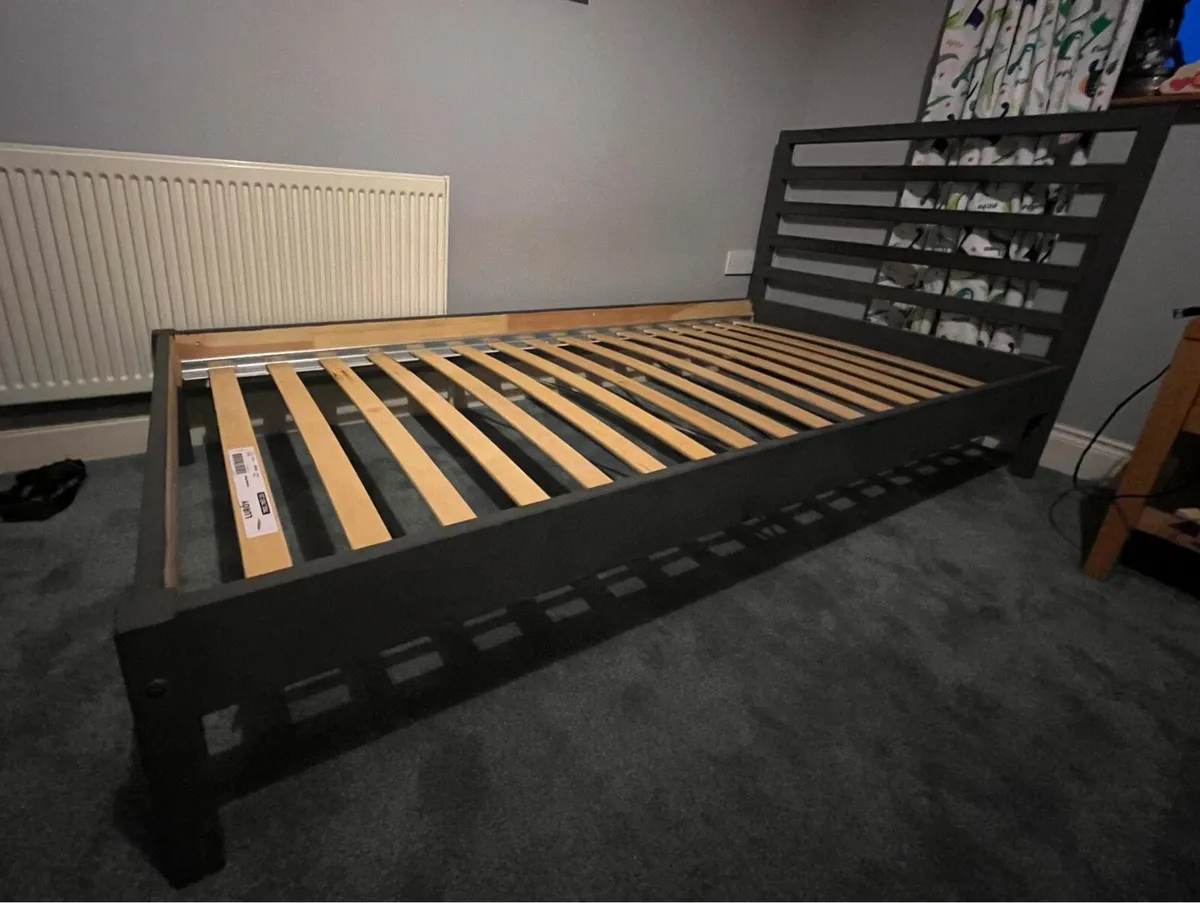 Single wood bed - Image 1