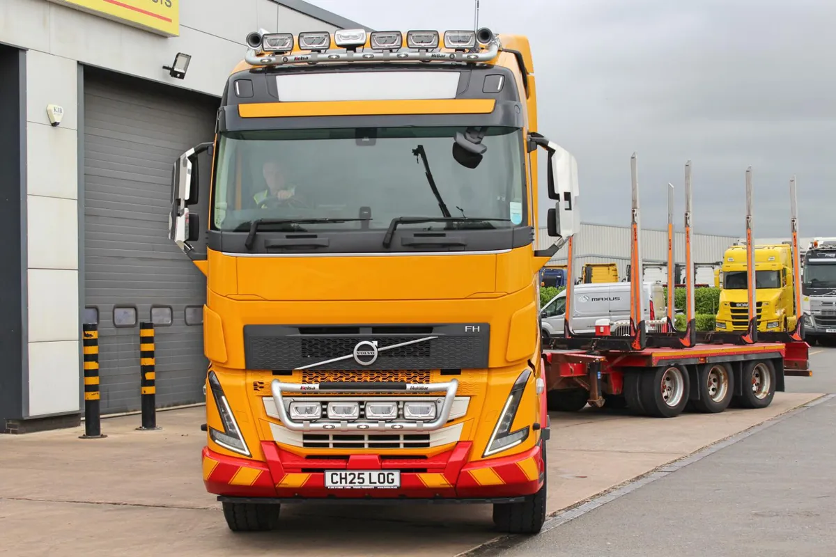 2025 (25) VOLVO FH 540 6X4 TIMBER CRANE (EURO 6) - Image 3