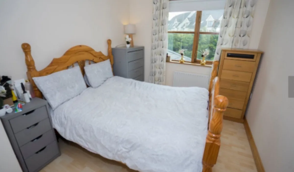 Bedroom furniture - Image 1