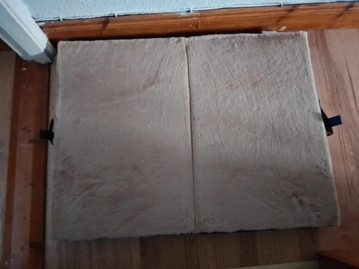 New with tags Ellis Luxury pet Bed/Cushion - Image 3