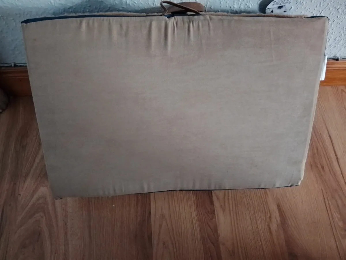 New with tags Ellis Luxury pet Bed/Cushion - Image 4