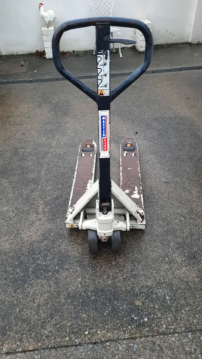 Palette truck-- very good condition - Image 1