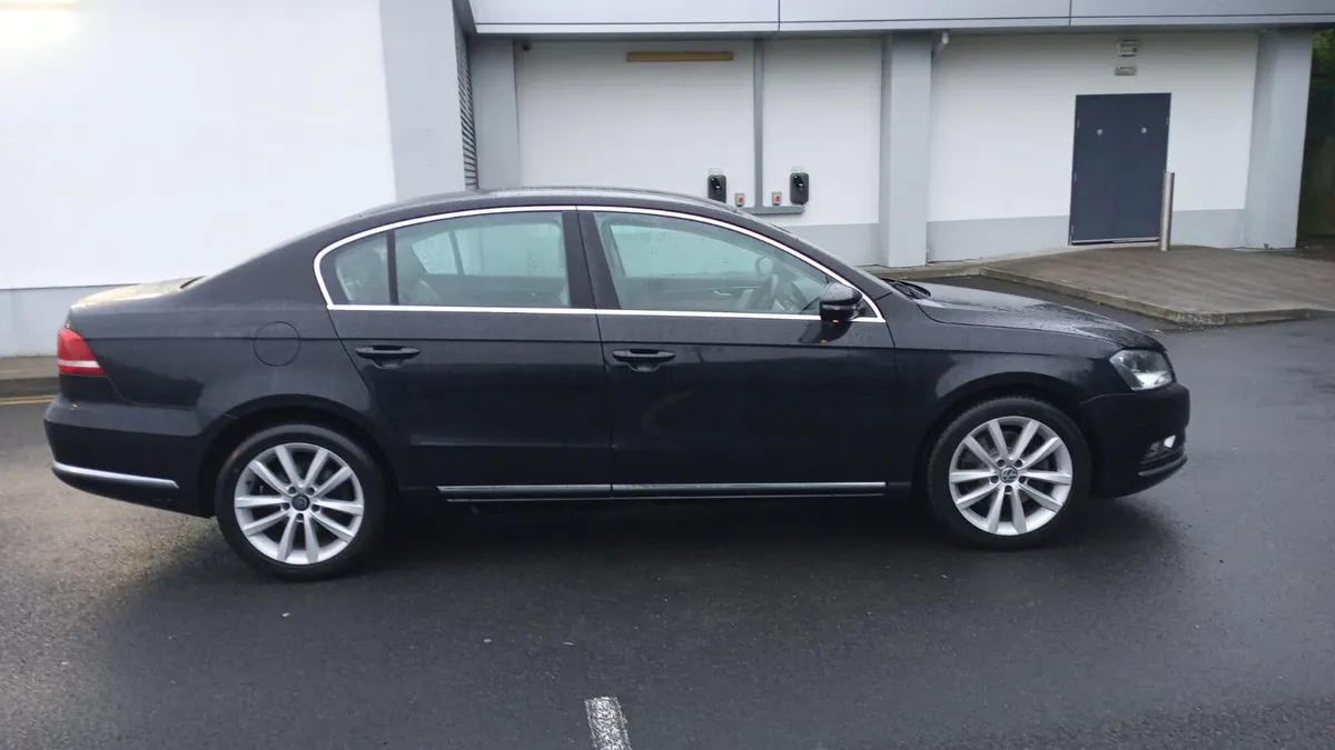 VOLKSWAGEN PASSAT 2011 / 1.6 DIESEL / MANUAL - Image 4