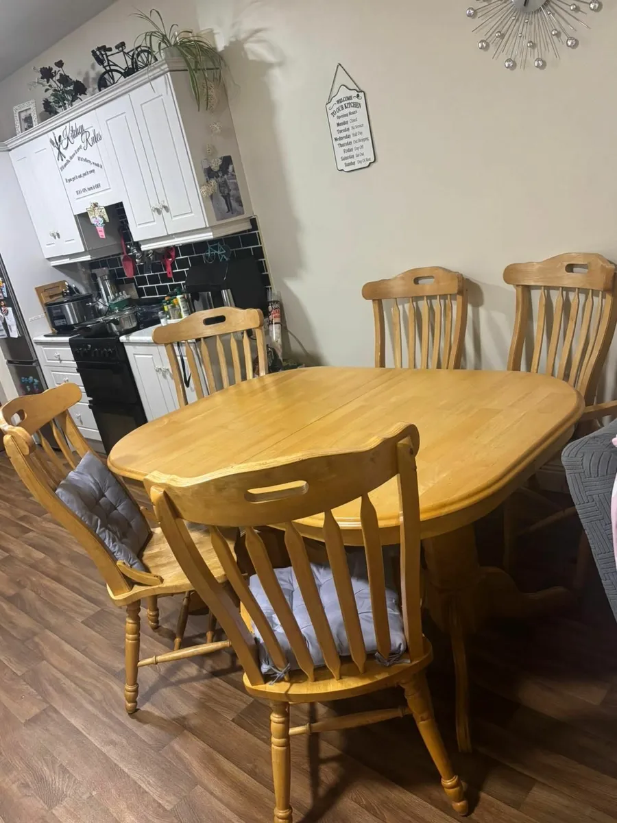 Dining table and 6 chairs - Image 2