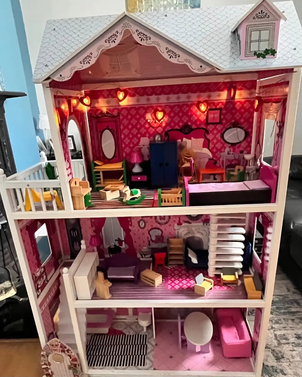 Dolls house - Image 1