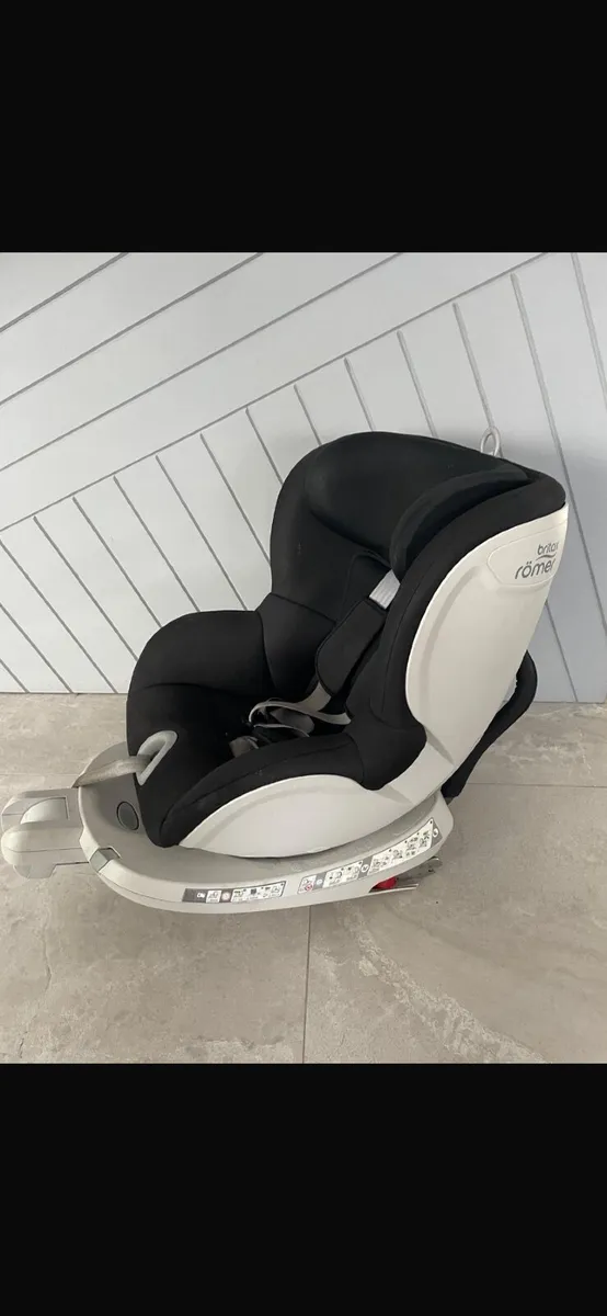 Britax Romer DualFix Swivel Seat (White & Black) - Image 1