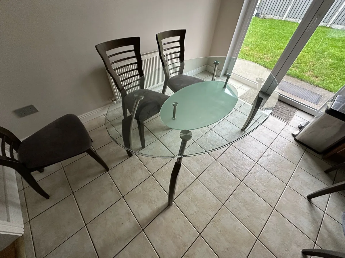 Dining table / 6 chairs/coffee table - Image 4
