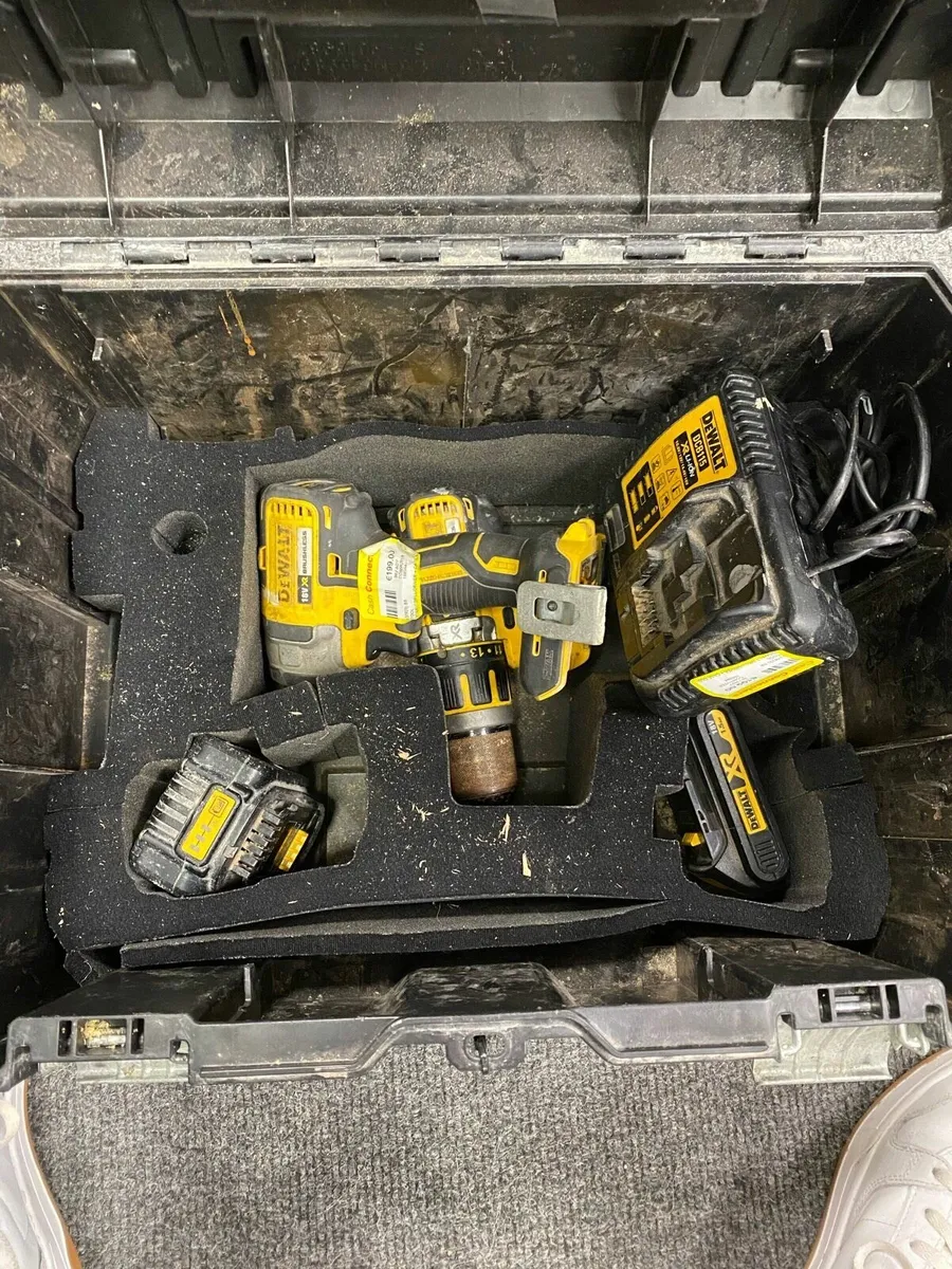 Dewalt DCD795 Drill + DCF887 Driver Set - Image 2