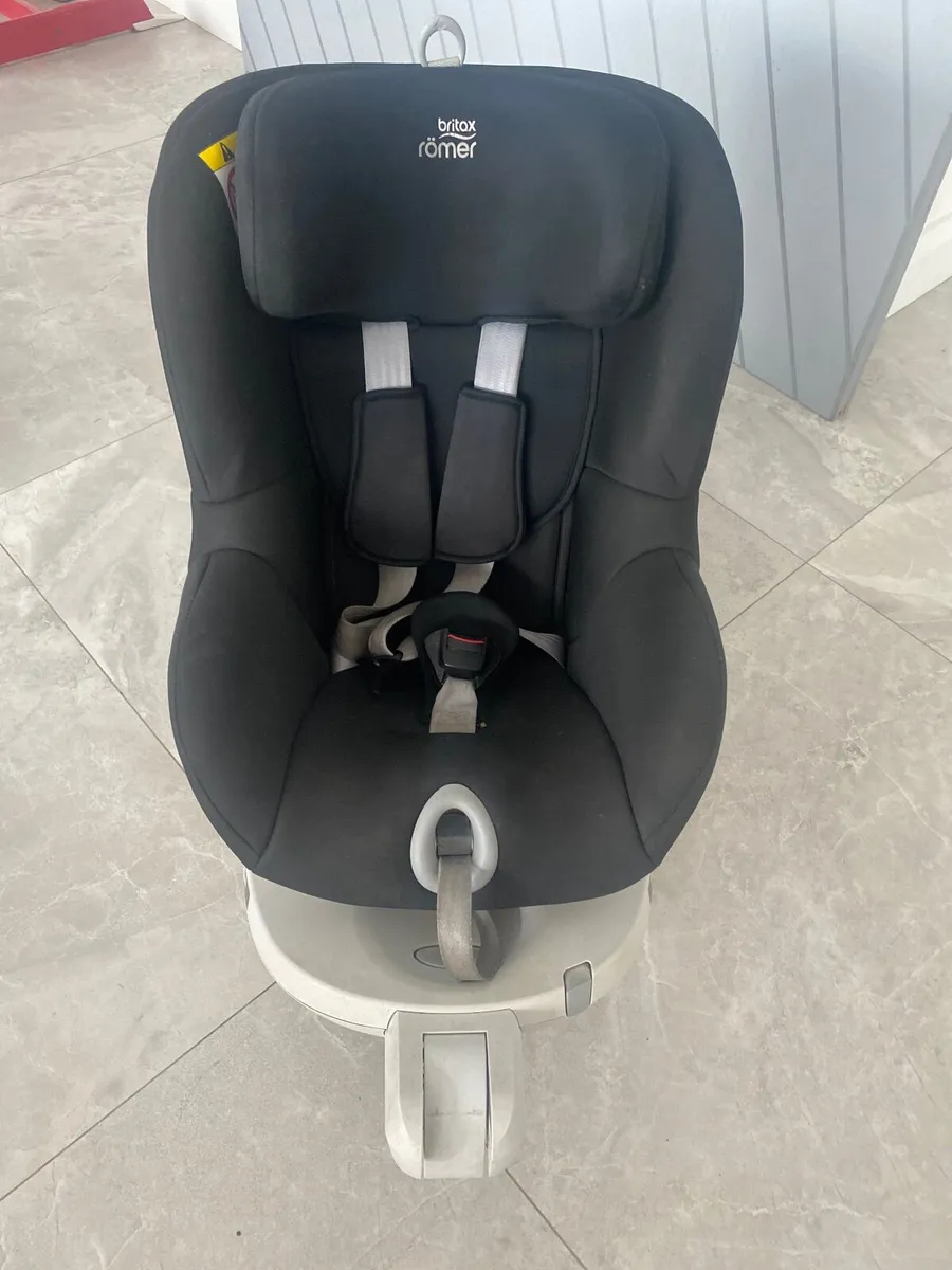Britax Romer DualFix Swivel Seat (White & Black) - Image 3