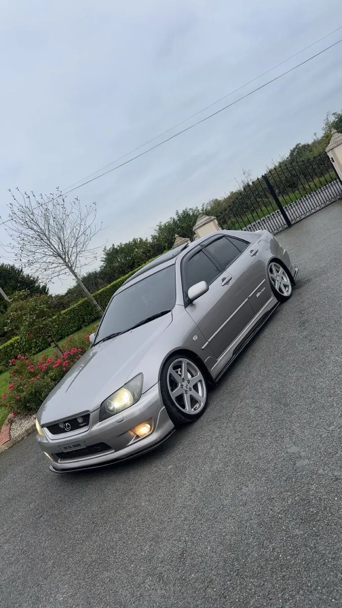 Lexus is200 LE - Image 1