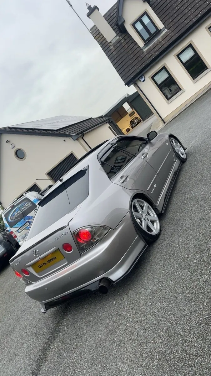 Lexus is200 LE - Image 2