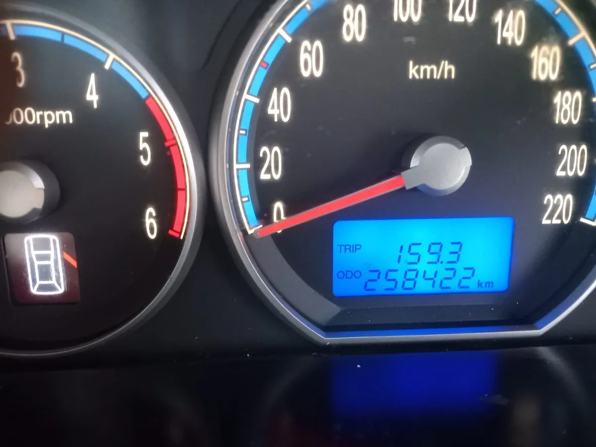 Hyundai Santa Re 2007 Commercial - Image 4