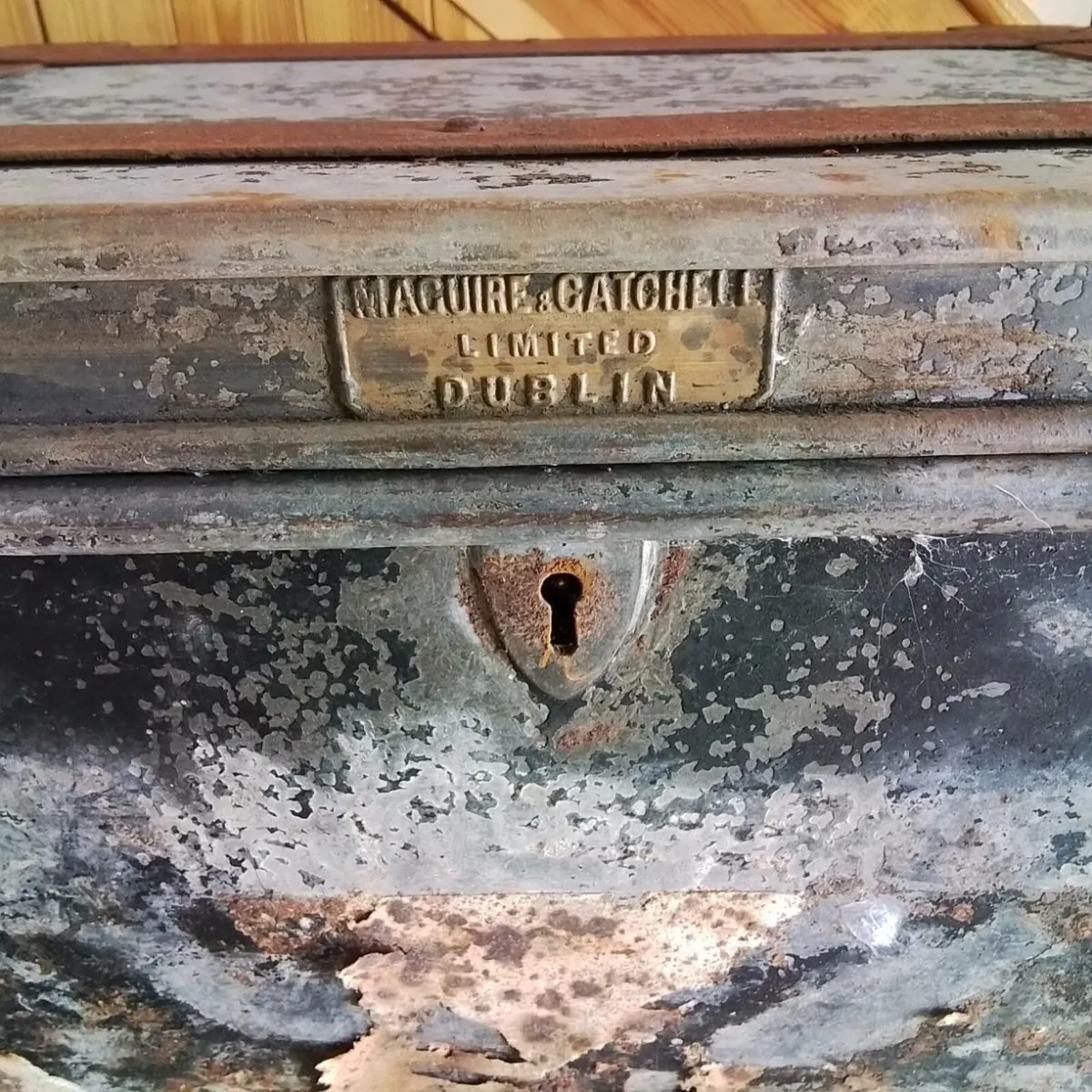 ANTIQUE AND COLLECTABLES - Image 1