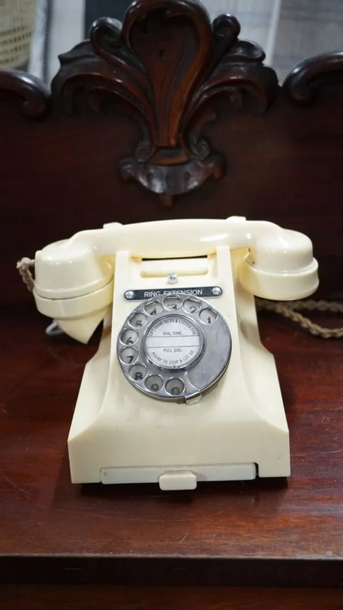 Pristine Original 1930s Bakelite Telephone (Ivory Color) - Image 2