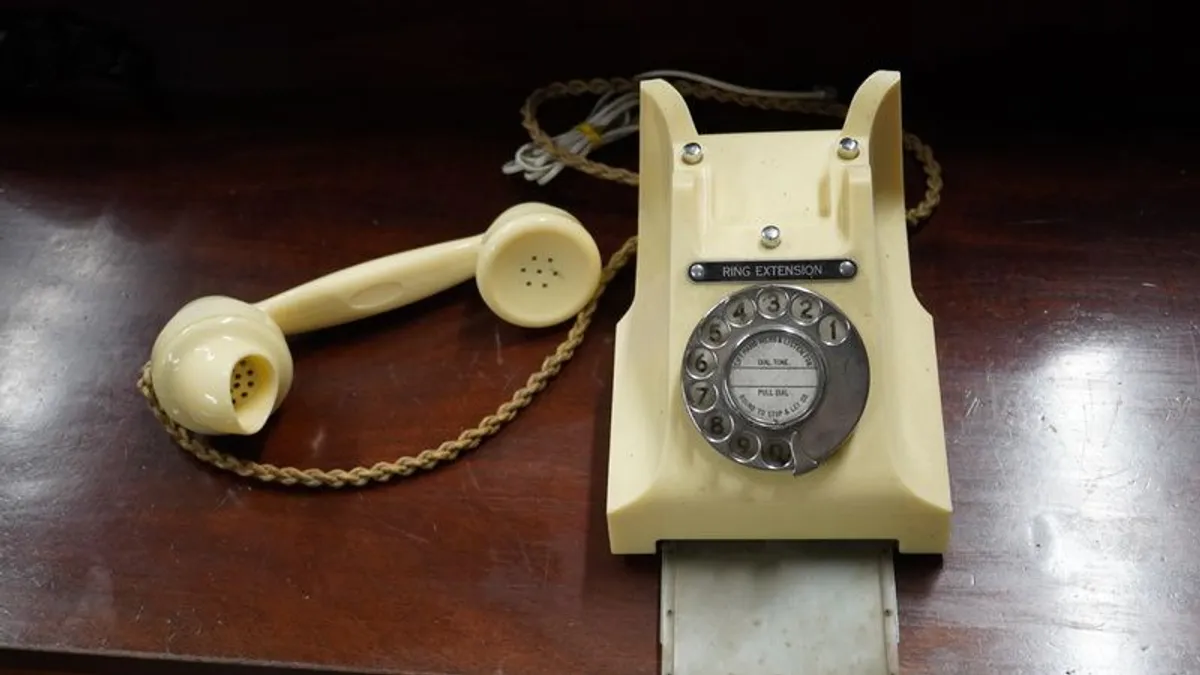 Pristine Original 1930s Bakelite Telephone (Ivory Color) - Image 3